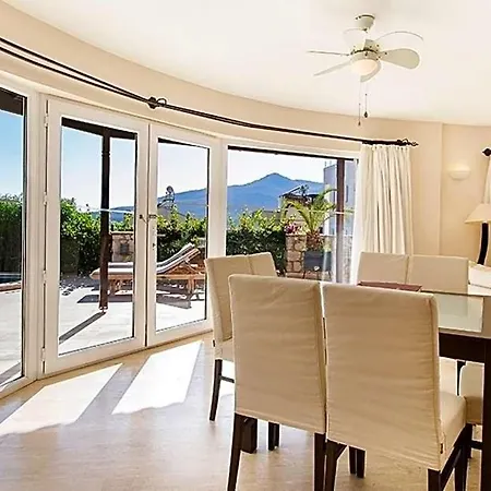 Sleeps 12 Pool Air Con Wifi *